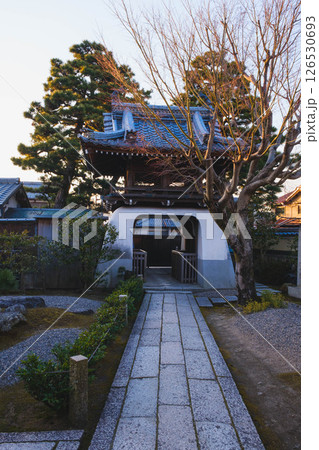 [満月寺浮御堂]歴史的なお寺の境内の風景 126530693