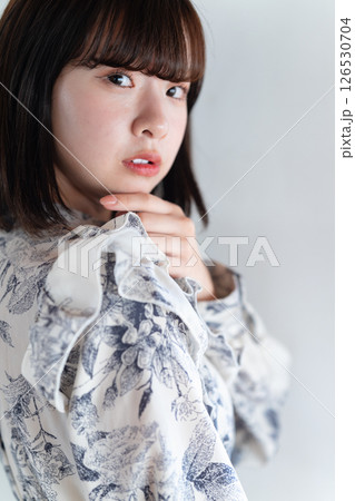 おしゃれな若い女性 126530704