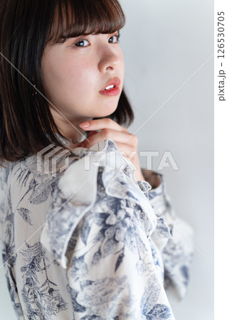 おしゃれな若い女性 おしゃれな若い女性 126530705