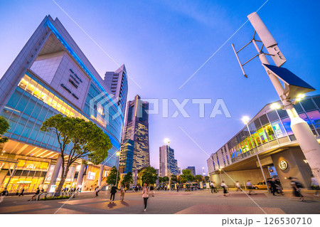 日本の東京都市景観 桜木町駅前のランドマークタワーやエアキャビンの桜木町駅、ハイブリッド発電など… 126530710