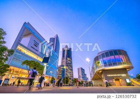 日本の東京都市景観 桜木町駅前やランドマークタワー、エアキャビンの桜木町駅などを望む 日本の東京都市景観 桜木町駅前やランドマークタワー、エアキャビンの桜木町駅などを望む 126530732