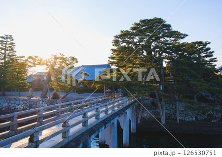 [満月寺浮御堂]歴史的なお寺の境内の風景 126530751