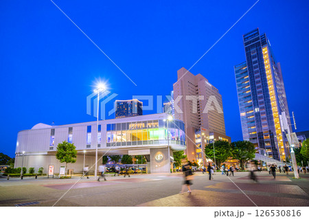 日本の東京都市景観 桜木町駅前。YOKOHAMA AIR CABIN桜木町駅やビル群などを望む 126530816