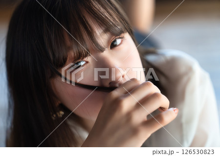 フローリングに寝転ぶ若い女性 フローリングに寝転ぶ若い女性 126530823