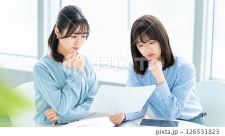 資料を見ながら考える2人の女性・ビジネスウーマン 資料を見ながら考える2人の女性・ビジネスウーマン 126531823