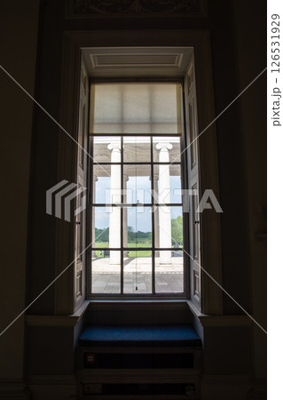 歴史的な建物の格子窓から見える白い石柱　ロンドン郊外のオスタリー・ハウス 126531929