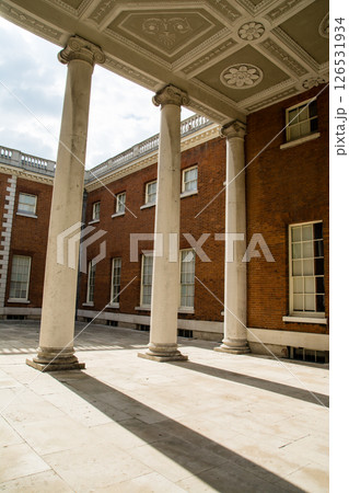 赤レンガと白い石の柱のある歴史的な建物 ロンドン郊外のオスタリー・ハウス 赤レンガと白い石の柱のある歴史的な建物 ロンドン郊外のオスタリー・ハウス 126531934