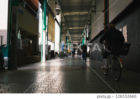 [堺山之口商店街]レトロな商店街の風景 126532660