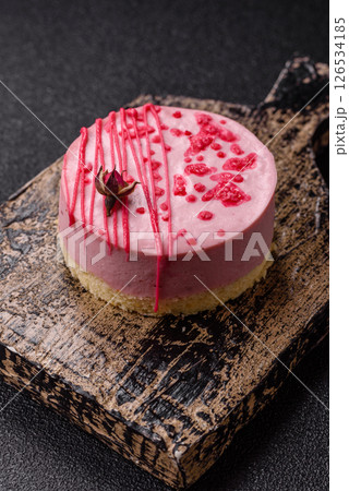Sweet round tart cheesecake with raspberries or strawberries Sweet round tart cheesecake with raspberries or strawberries 126534185
