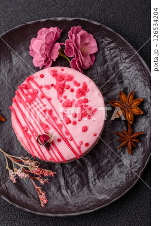 Sweet round tart cheesecake with raspberries or strawberries Sweet round tart cheesecake with raspberries or strawberries 126534204