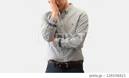 頭を押さえて悩む男性ビジネスマン 126536821