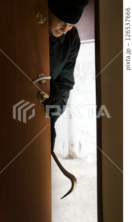 The thief opens the doors 126537666