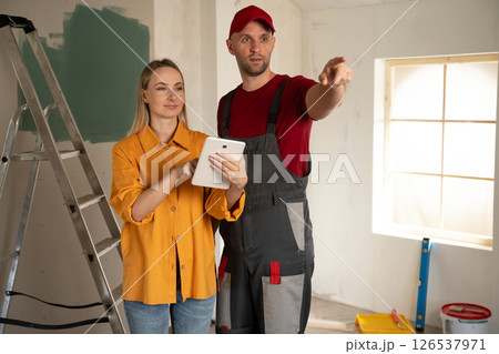 Foreman showing to architect using tablet during apartment renovation 126537971