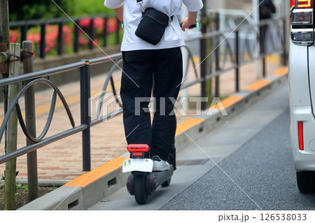 車道を走行中の電動キックボード 車道を走行中の電動キックボード 126538033