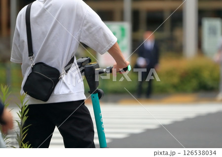 車道を走行中の電動キックボード 126538034