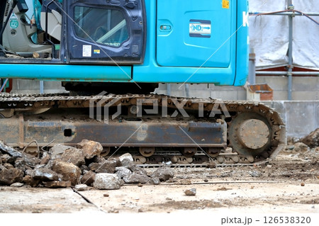 建屋解体現場の小型重機 126538320