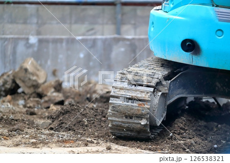 建屋解体現場の小型重機 126538321