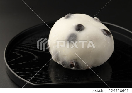もち米から作った豆大福　黒背景 126538661