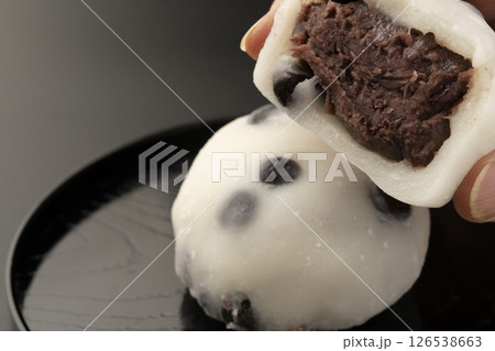 もち米から作った豆大福 黒背景 もち米から作った豆大福 黒背景 126538663