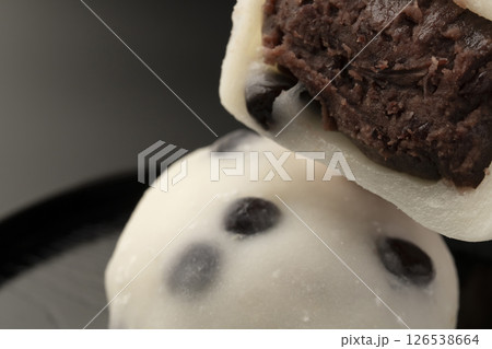 もち米から作った豆大福 黒背景 もち米から作った豆大福 黒背景 126538664