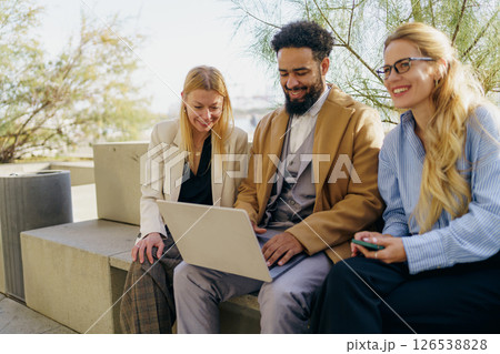 A Collaborative Team Meeting Organized Outdoors in a Modern Workplace Environment 126538828