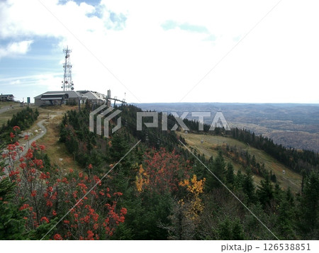 紅葉の始まった山の風景 紅葉の始まった山の風景 126538851