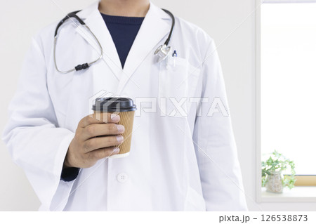 紙コップのコーヒーを持つ医者のイメージ(日本人、男性、顔無し、30代) 紙コップのコーヒーを持つ医者のイメージ(日本人、男性、顔無し、30代) 126538873