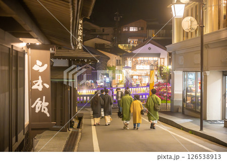 草津温泉　西の河原通りの夜景（写真奥は湯畑） 126538913