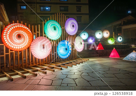 草津温泉 湯畑まえ 和傘のライトアップ 草津温泉 湯畑まえ 和傘のライトアップ 126538918
