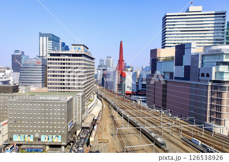 大阪駅付近を走るJR京都線223系新快速電車 126538926