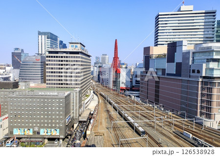 大阪駅付近を走るJR京都線321系普通電車 126538928