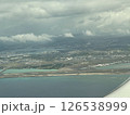 飛行機から見下ろすホノルルの街と海の景色 126538999