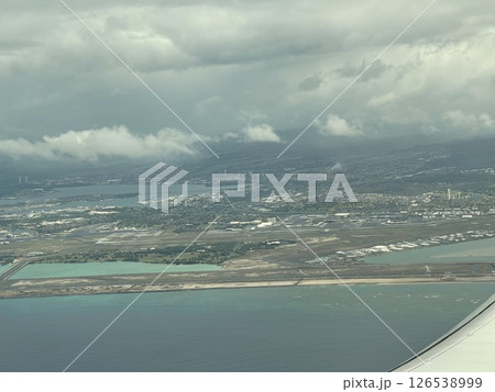 飛行機から見下ろすホノルルの街と海の景色 126538999