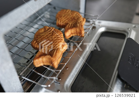 オーブントースターで2個のたい焼きを焼いている 126539021