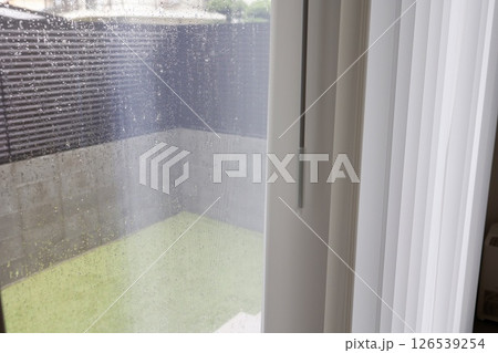バーチカルブラインド　窓には雨の水滴 126539254