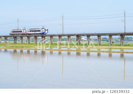 【ほくほく線】水田広がる高架区間を通過する普通列車 126539332