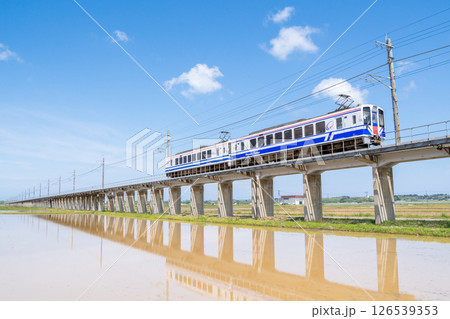【ほくほく線】水田広がる高架区間を通過する普通列車 【ほくほく線】水田広がる高架区間を通過する普通列車 126539353