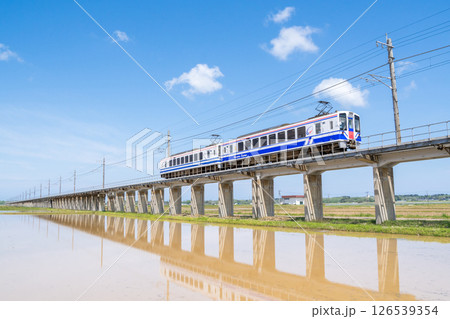 【ほくほく線】水田広がる高架区間を通過する普通列車 【ほくほく線】水田広がる高架区間を通過する普通列車 126539354