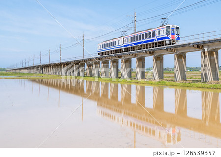 【ほくほく線】水田広がる高架区間を通過する普通列車 【ほくほく線】水田広がる高架区間を通過する普通列車 126539357