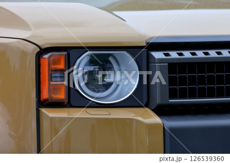 車のヘッドライト 126539360