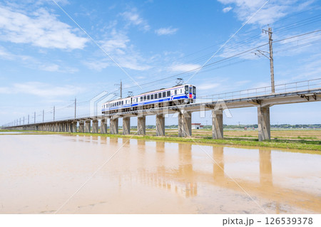 【ほくほく線】水田広がる高架区間を通過する普通列車 【ほくほく線】水田広がる高架区間を通過する普通列車 126539378