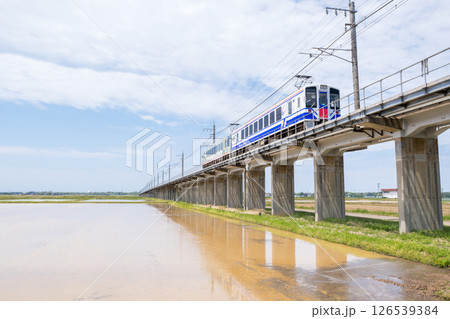 【ほくほく線】水田広がる高架区間を通過する普通列車 【ほくほく線】水田広がる高架区間を通過する普通列車 126539384