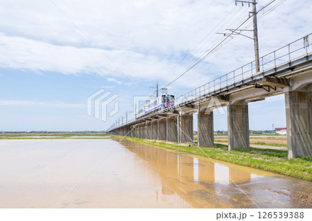 【ほくほく線】水田広がる高架区間を通過する普通列車 【ほくほく線】水田広がる高架区間を通過する普通列車 126539388