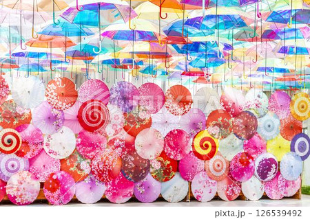 ハーブ園のカラフルな「アンブレラスカイ」　福島県猪苗代町 126539492