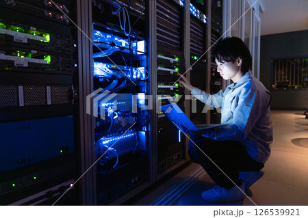サーバールームで作業する技術者 126539921