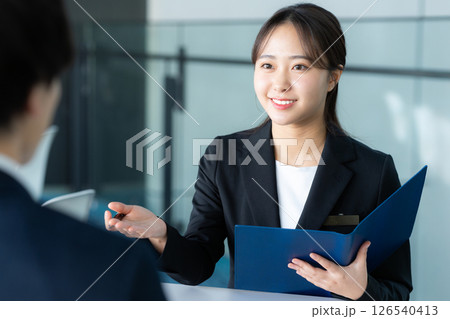 受付のコンサルタントの女性 126540413