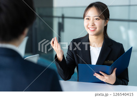 受付のコンサルタントの女性 受付のコンサルタントの女性 126540415