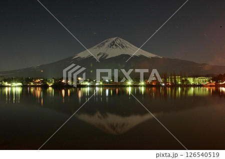 富士山と河口湖対岸の町の明かりの夜景 富士山と河口湖対岸の町の明かりの夜景 126540519