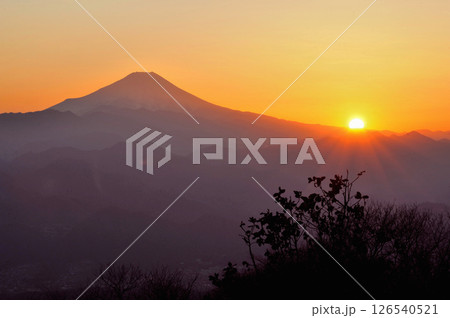 12月下旬の陣馬山より日没前の富士山 126540521