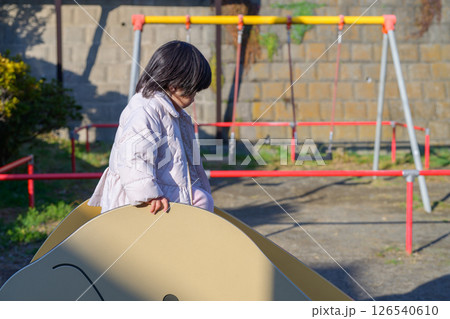 公園の滑り台で遊ぶ幼稚園児の女の子 公園の滑り台で遊ぶ幼稚園児の女の子 126540610